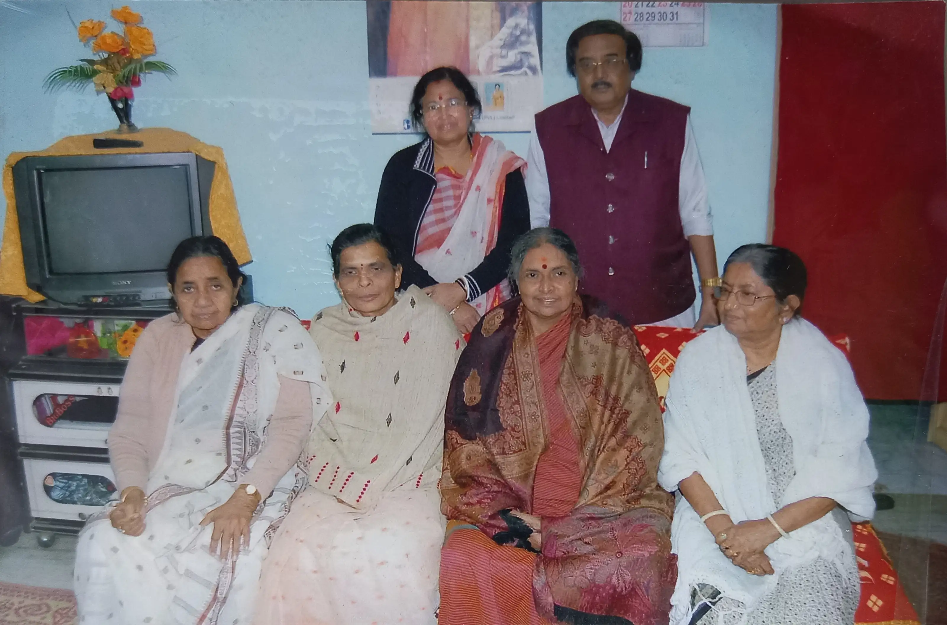 Dr. Gopesh Chandra Sarkar and Smt. Khela Sarkar with Smt. Venkatramaiah Shantha Kumari ('Shanthakka'), the Pramukh Sanchalika of the Rashtra Sevika Samiti. Also pictured are Smt. Sunita Haldekar, Smt. Mahua Dhor, and Smt. Muktiprada Sarkar.