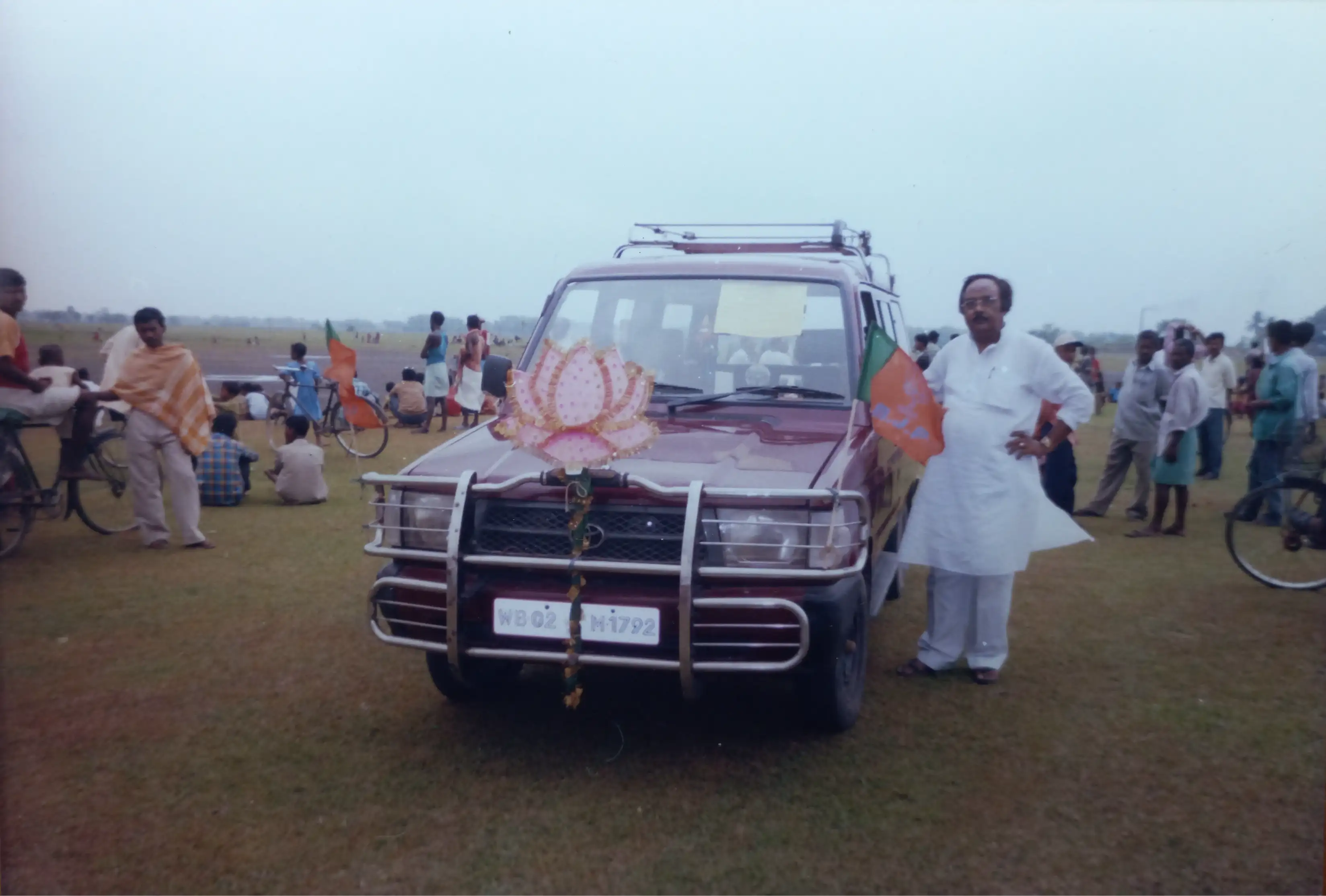 This is a photo of Dr. Gopesh Chandra Sarkar beside the car provided by the party, taken during his tenure as State Vice-President of the BJP in West Bengal. The picture was captured at the moment he arrived to receive LK Advani.