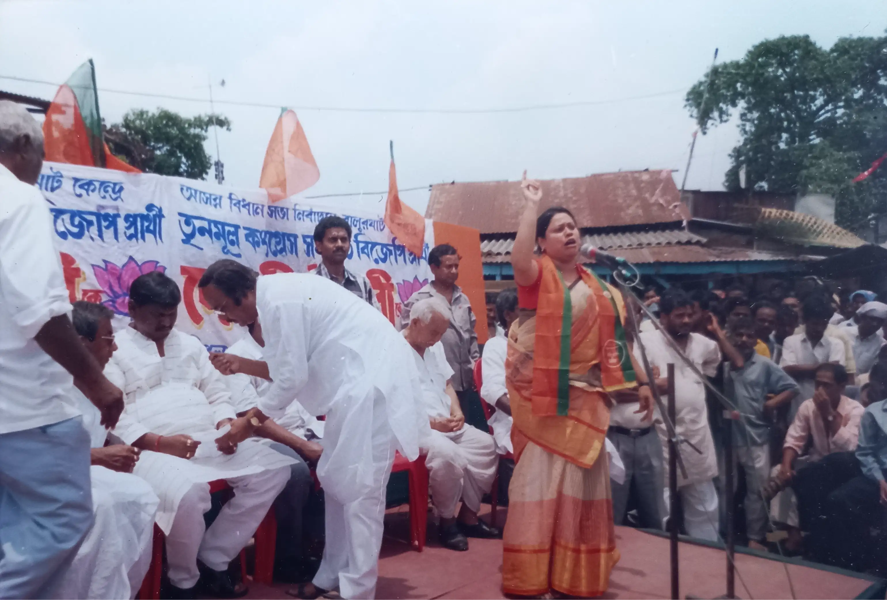 This is the picture of Dr. Gopesh Chandra Sarkar talking to Arjun Munda, Jharkhand's chief minister, during Debashree Choudhury's Speech.