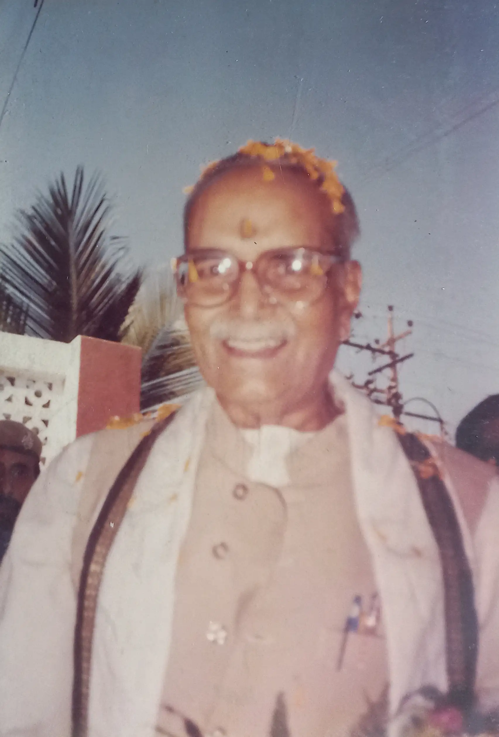 During his visit to Raiganj (WB), Rajendra Singh (Rajju Bhaiya) stayed at the residence of Dr. Gopesh Chandra Sarkar. Rajju Bhaiya (1922–2003) was the fourth Sarsanghchalak of the RSS, serving from 1994 to 2000. A former professor and Head of the Physics Department at the University of Allahabad, he left academia in the 1960s to fully dedicate himself to the RSS.