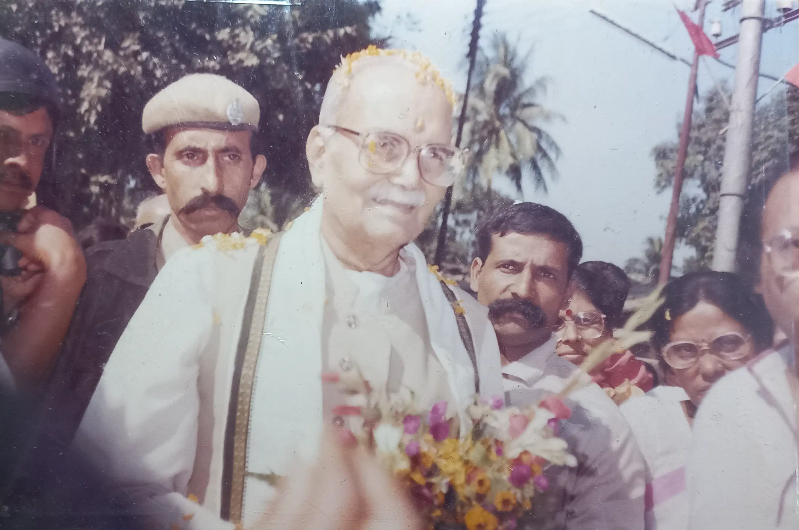 During his visit to Raiganj (WB), Rajendra Singh (Rajju Bhaiya) stayed at the residence of Dr. Gopesh Chandra Sarkar. Rajju Bhaiya (1922–2003) was the fourth Sarsanghchalak of the RSS, serving from 1994 to 2000. A former professor and Head of the Physics Department at the University of Allahabad, he left academia in the 1960s to fully dedicate himself to the RSS.